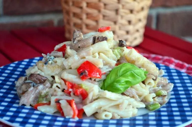 Макарони със зеленчуци и сирене