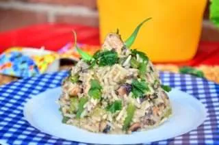 Свинско месо с ориз, гъби, целина и зелен фасул