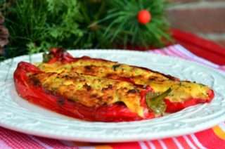 Печени чушки със сирене и яйца